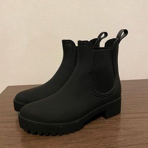 Catherine Malandrino Size 8 Black Chelsea Boots. Chunky Heel. Rubber material.